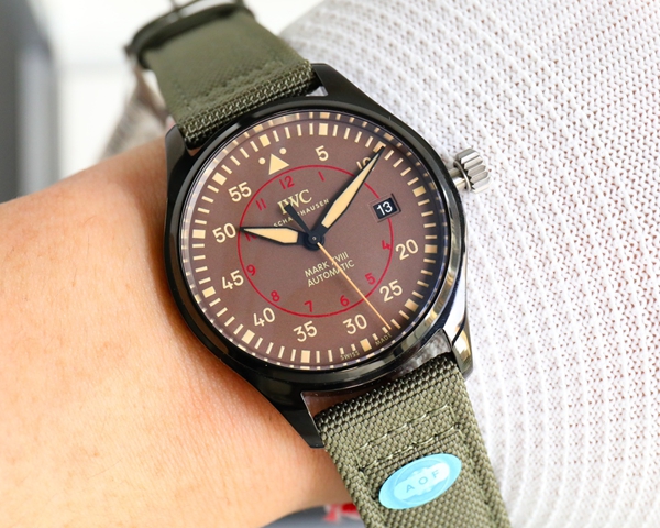 アイ・ダブリュー・シー正面デザイン